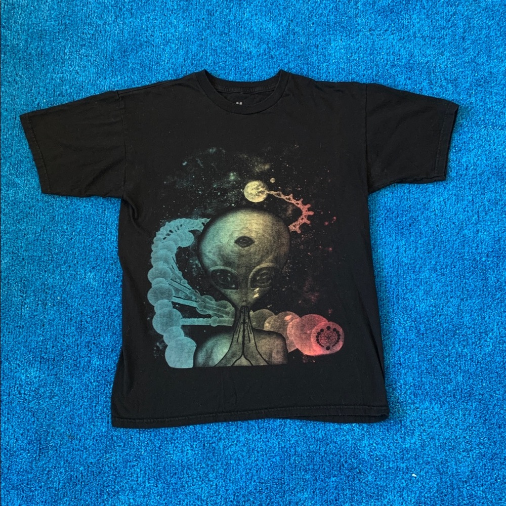 Light Sound Dimension Alien Shirt
Size Medium